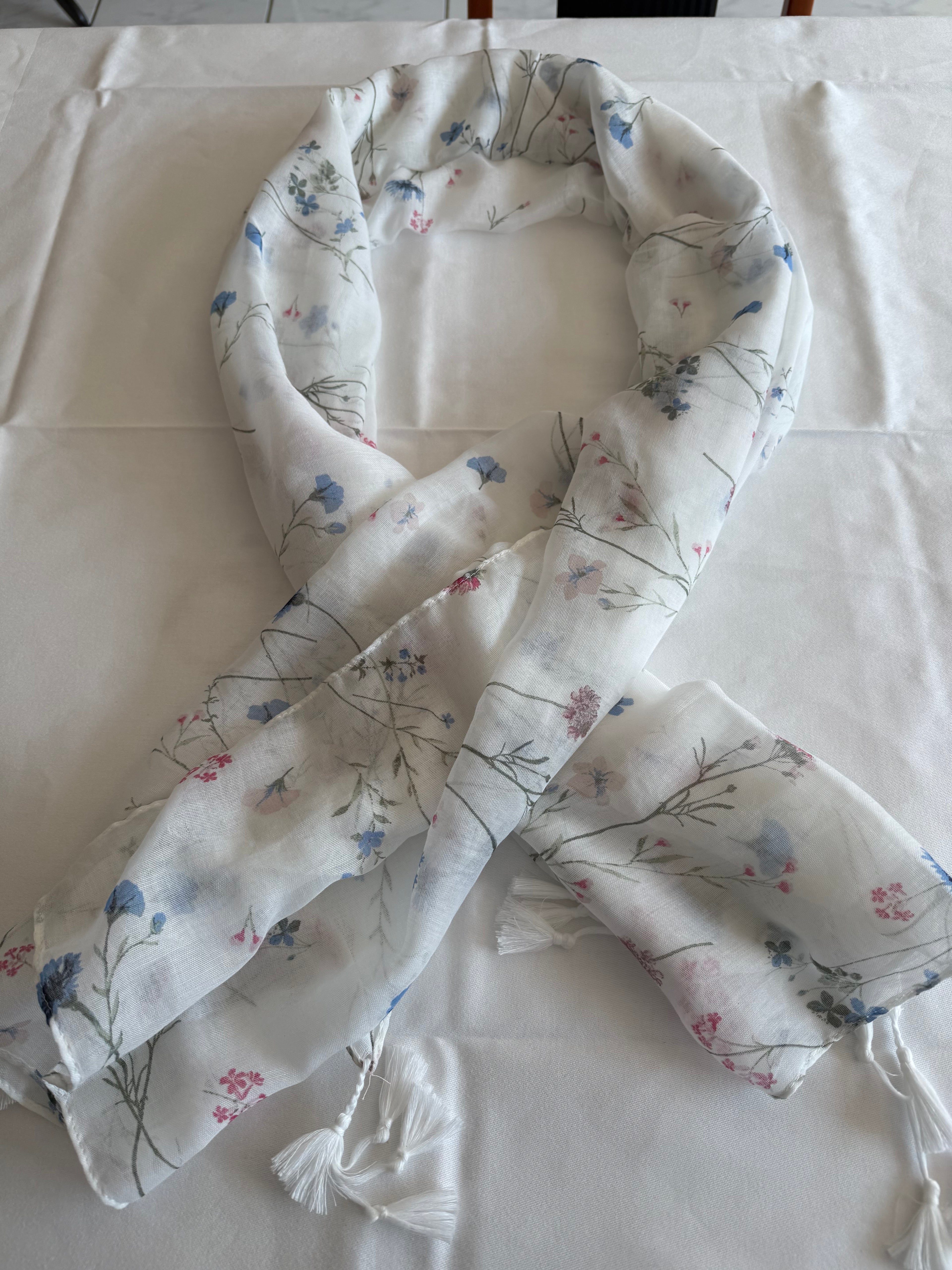 Leichter Schal mit Wiesenblumen