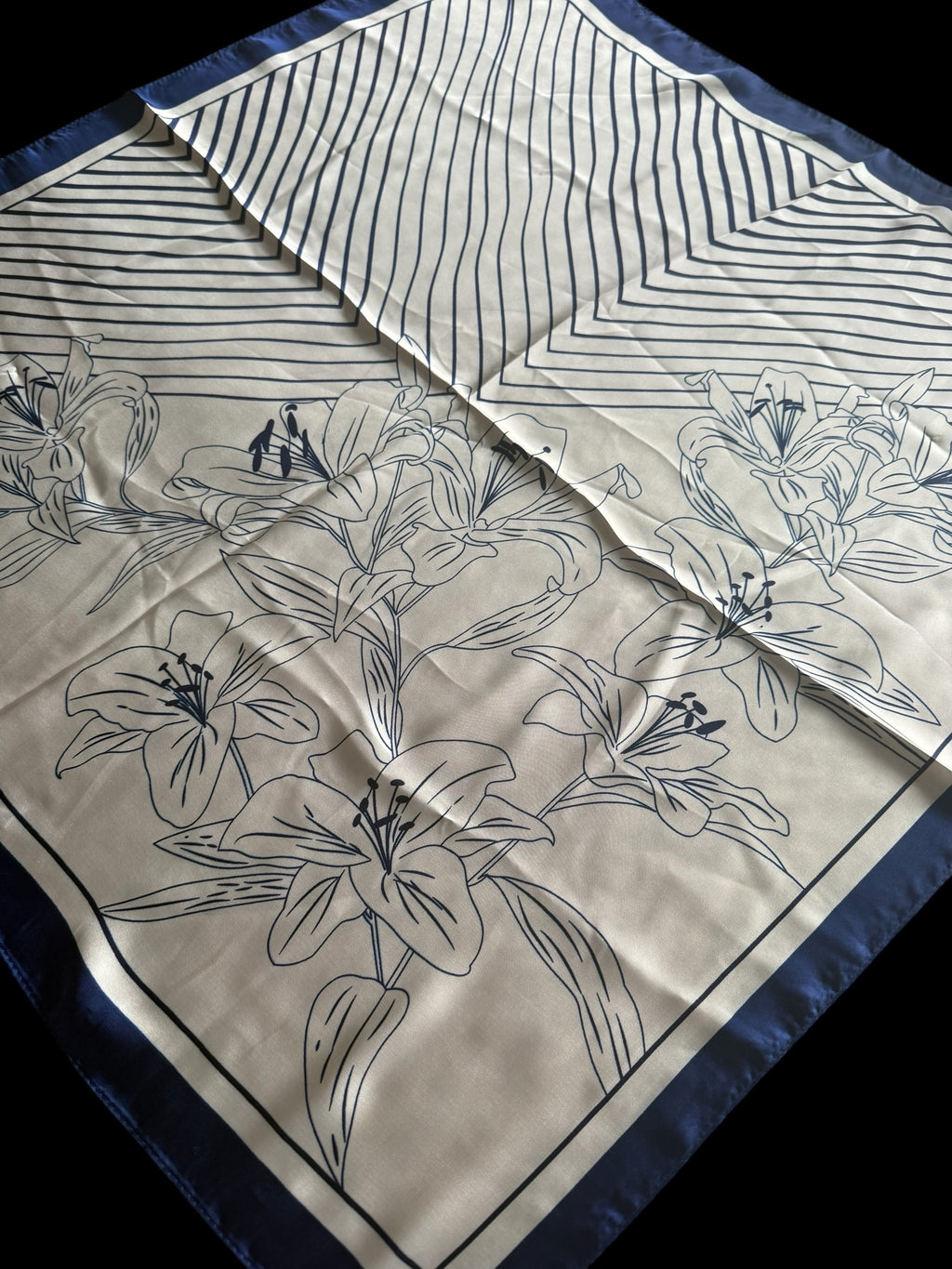 Fließendes Tuch mit Blumenmotiv, 70x70 cm
