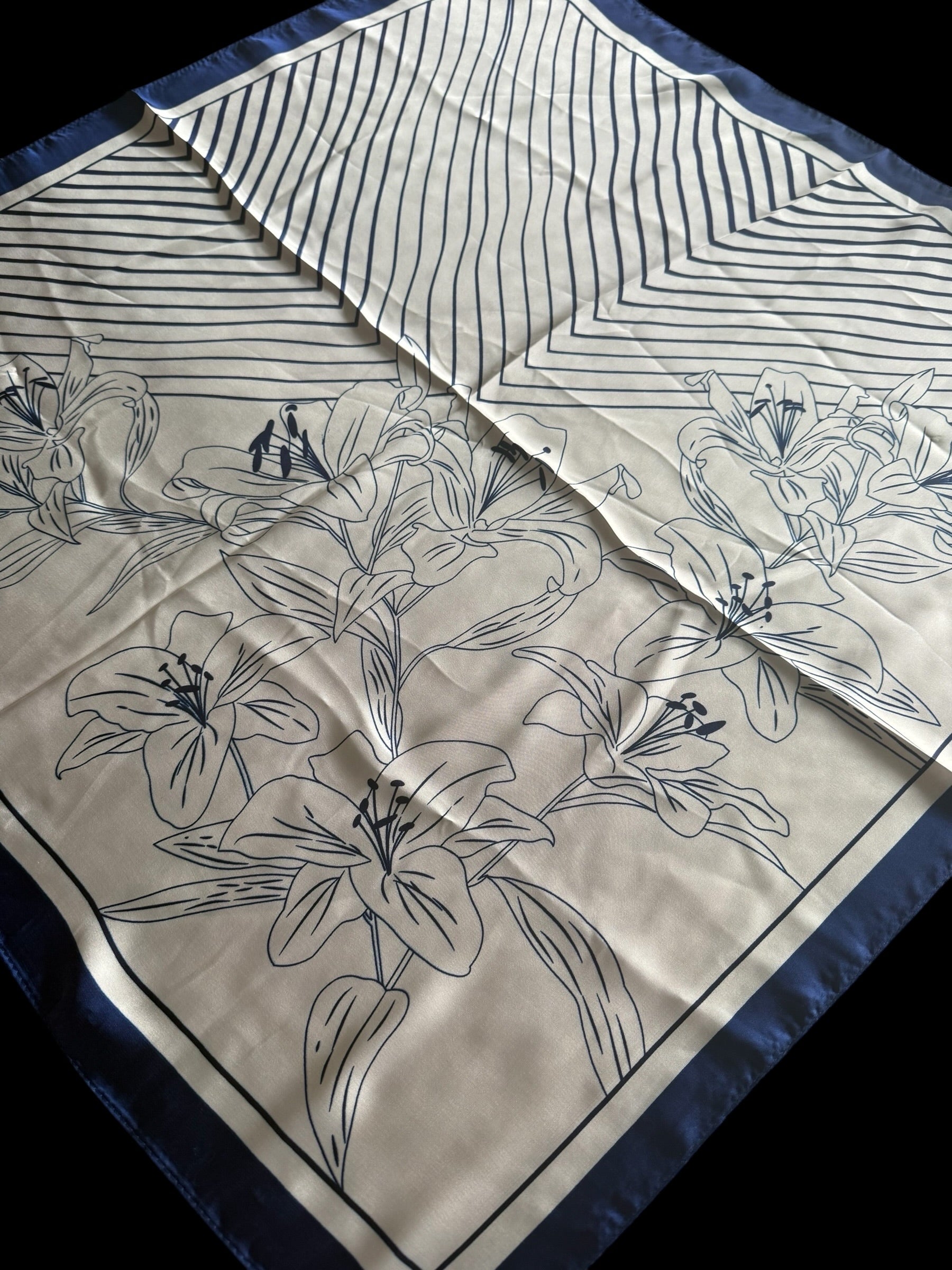 Fließendes Tuch mit Blumenmotiv, 70x70 cm