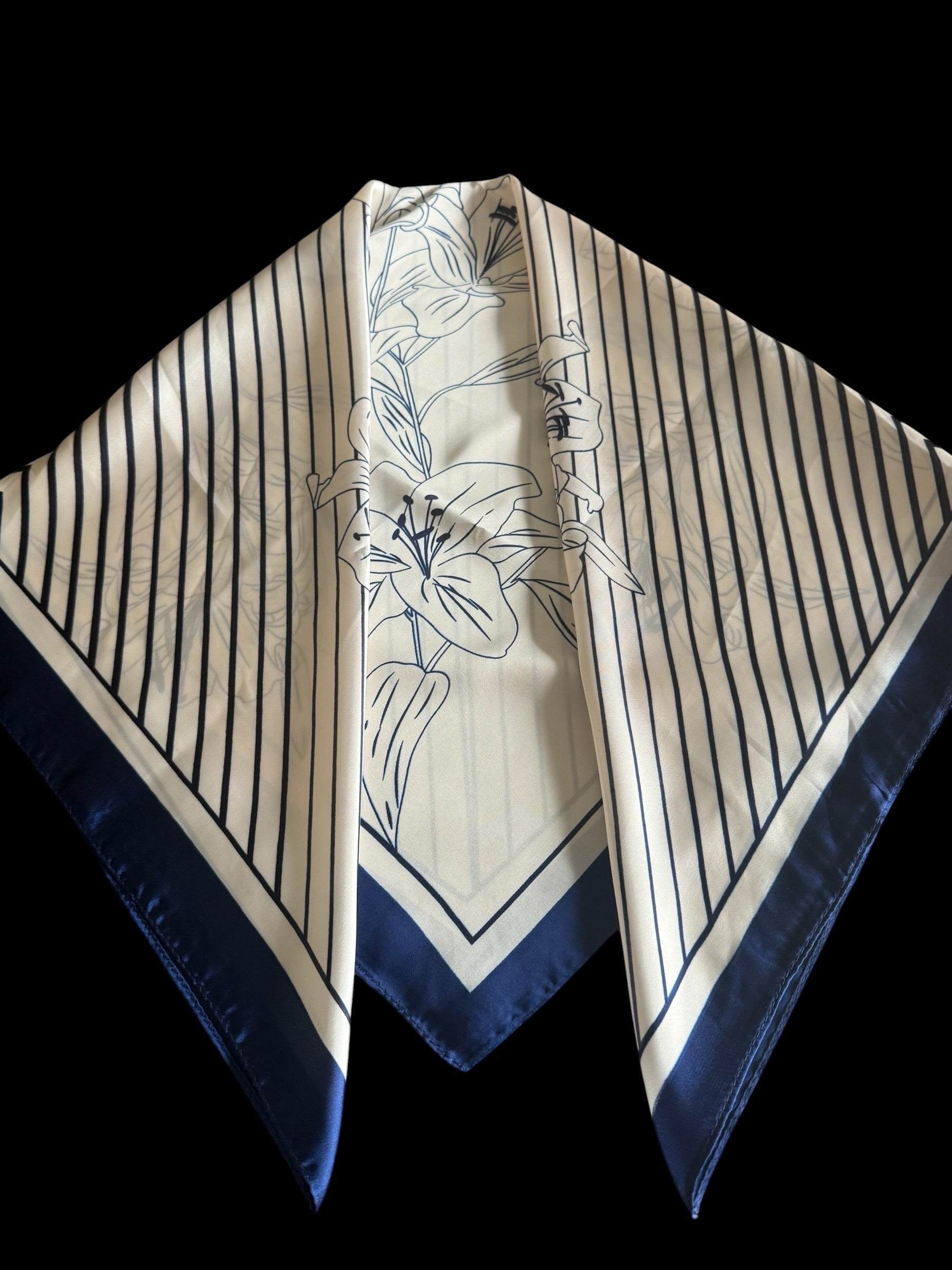 Fließendes Tuch mit Blumenmotiv, 70x70 cm