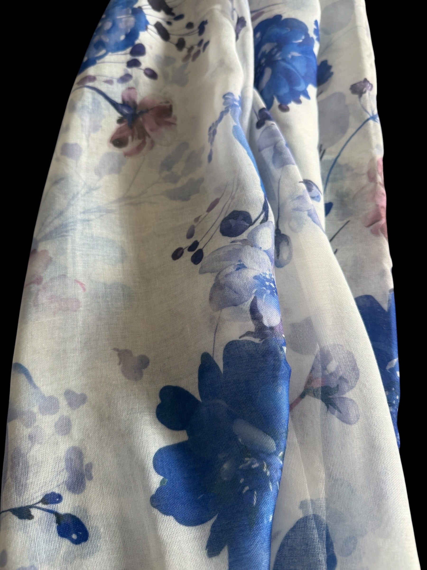 Sommerschal mit Blumnenmuster
