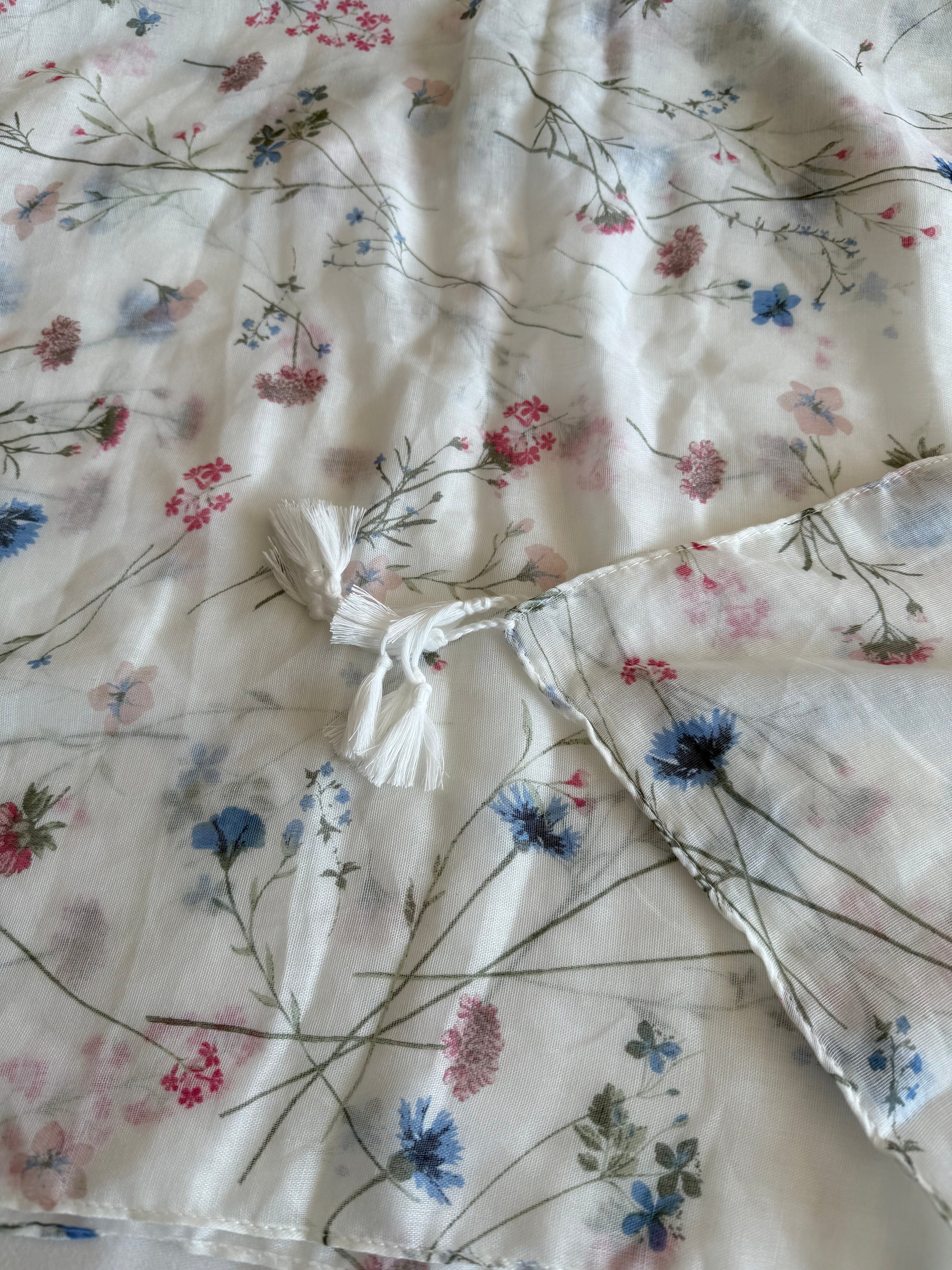 Leichter Schal mit Wiesenblumen