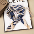 Quadratisches Halstuch 70 x 70 Polyester Seideneffekt blaues Blumenmuster