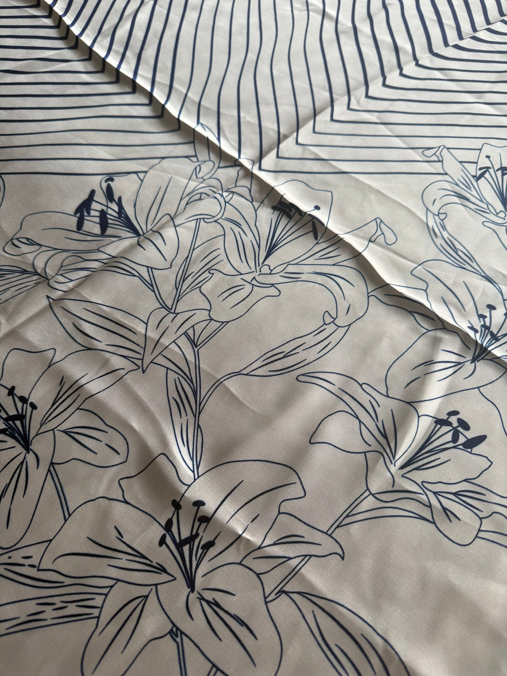 Fließendes Tuch mit Blumenmotiv, 70x70 cm