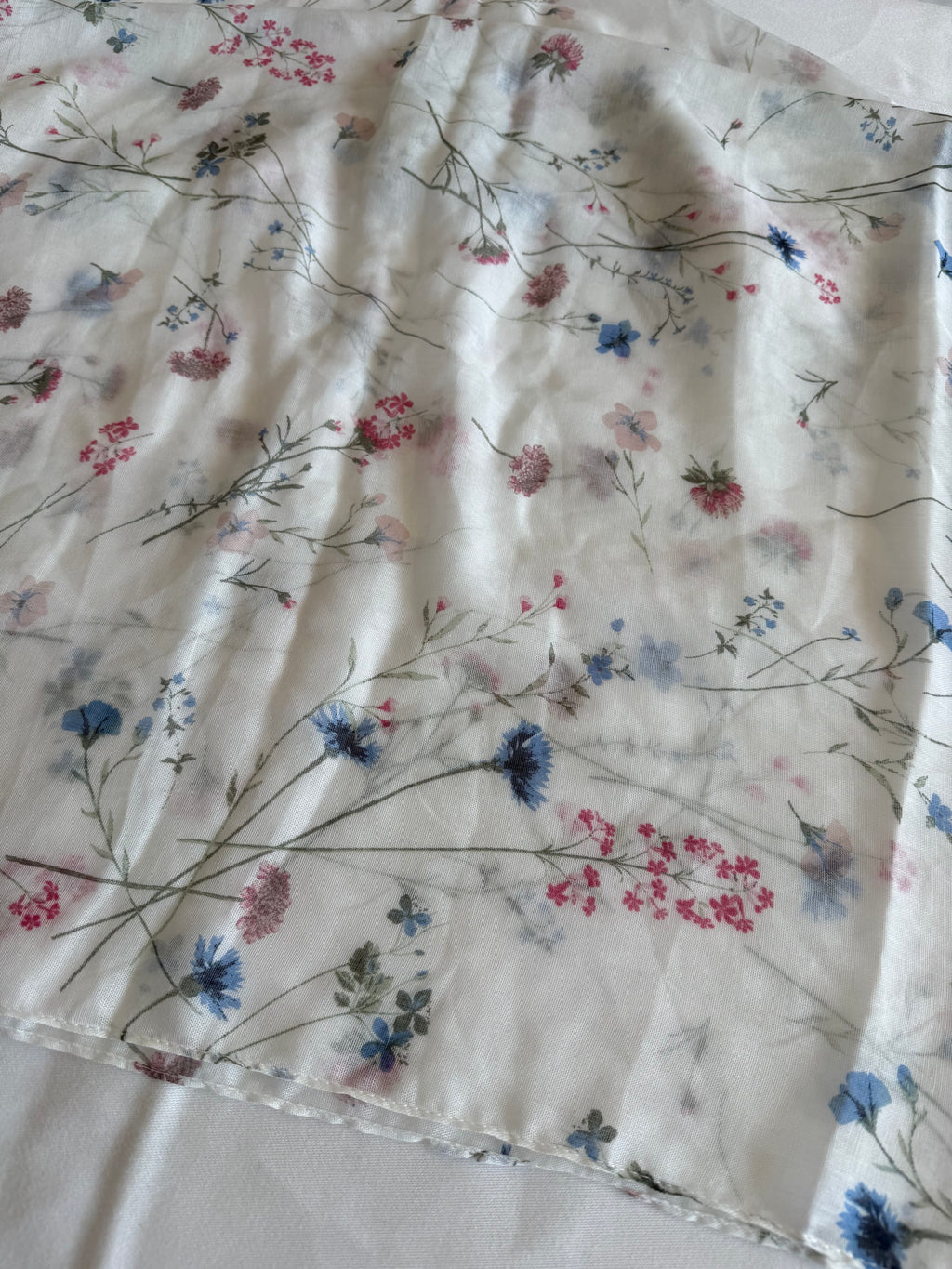 Leichter Schal mit Wiesenblumen