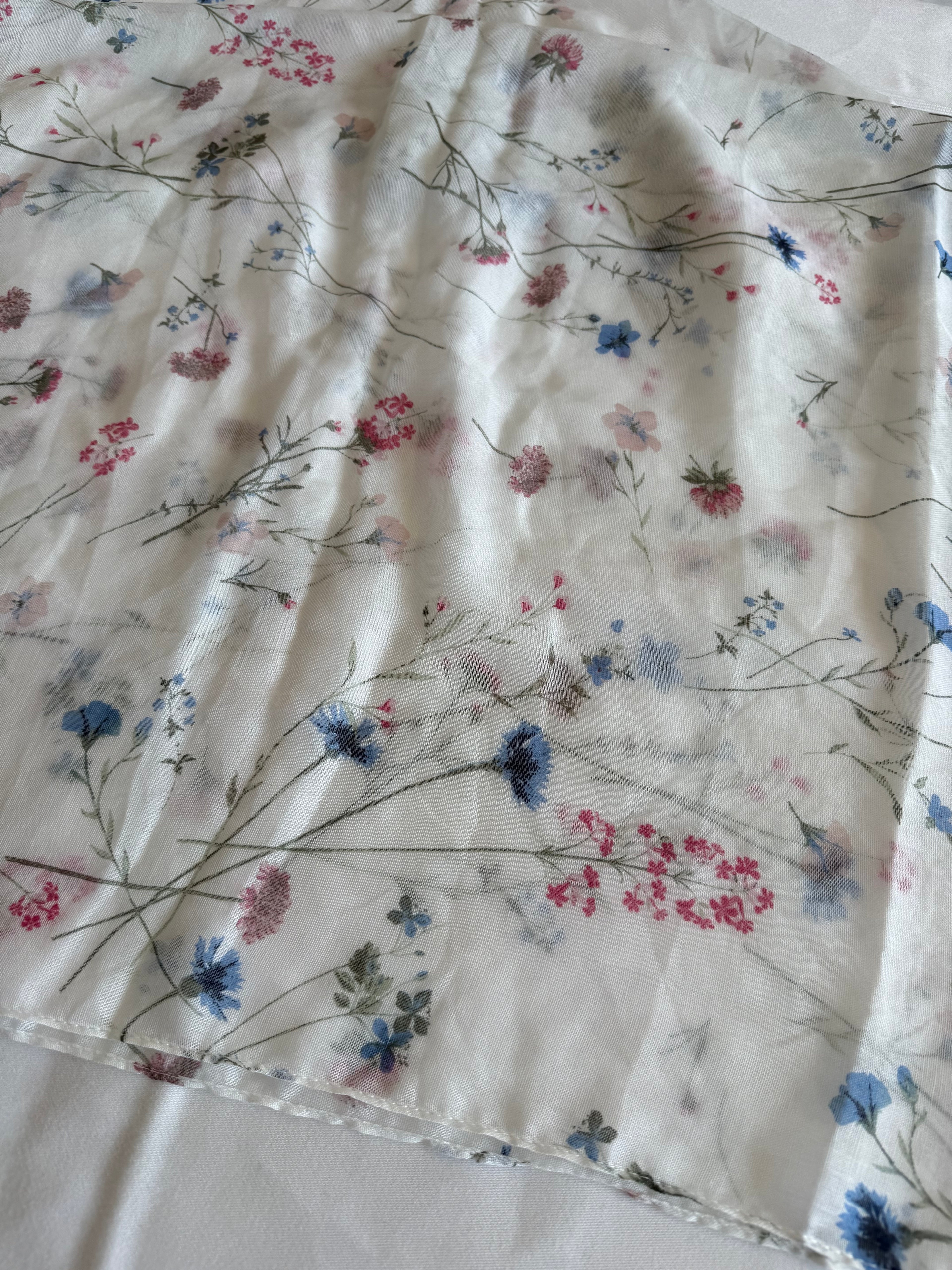 Leichter Schal mit Wiesenblumen