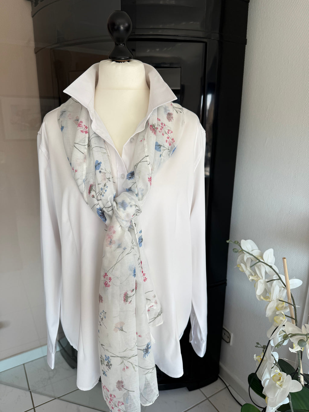 Leichter Schal mit Wiesenblumen