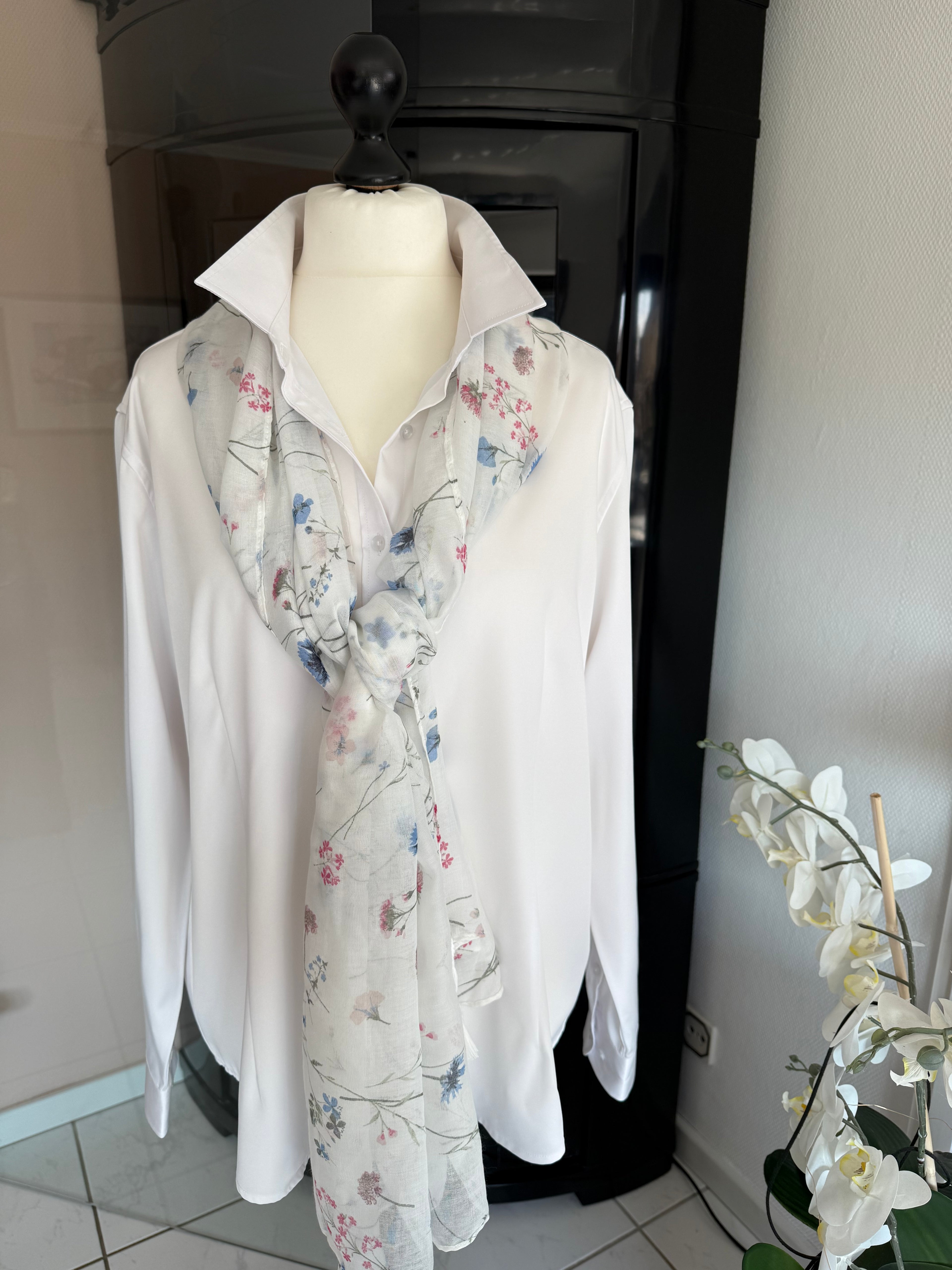 Leichter Schal mit Wiesenblumen