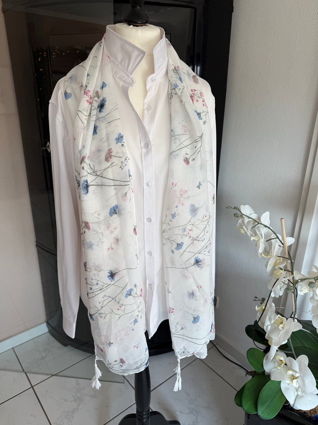 Leichter Schal mit Wiesenblumen