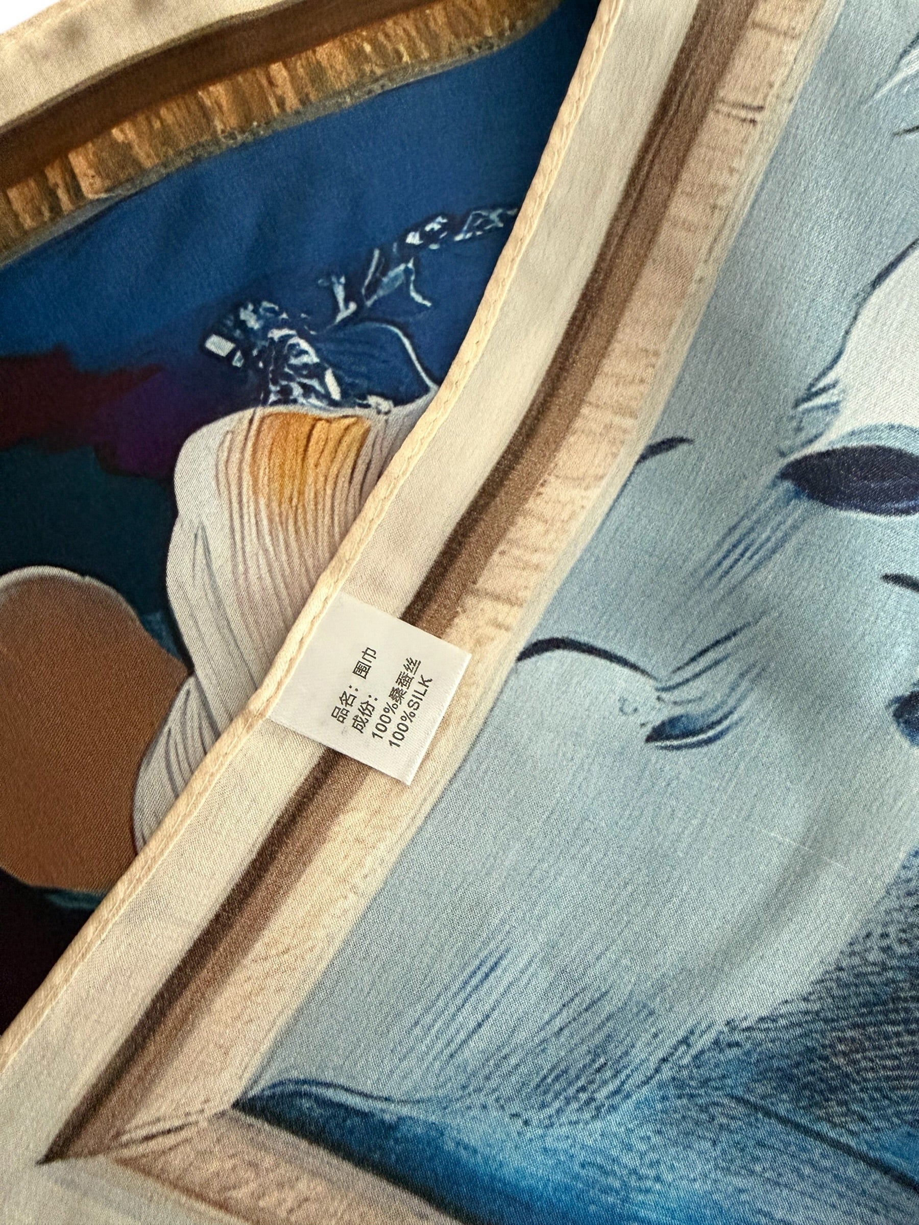 Seidentuch in kräftigen Farben