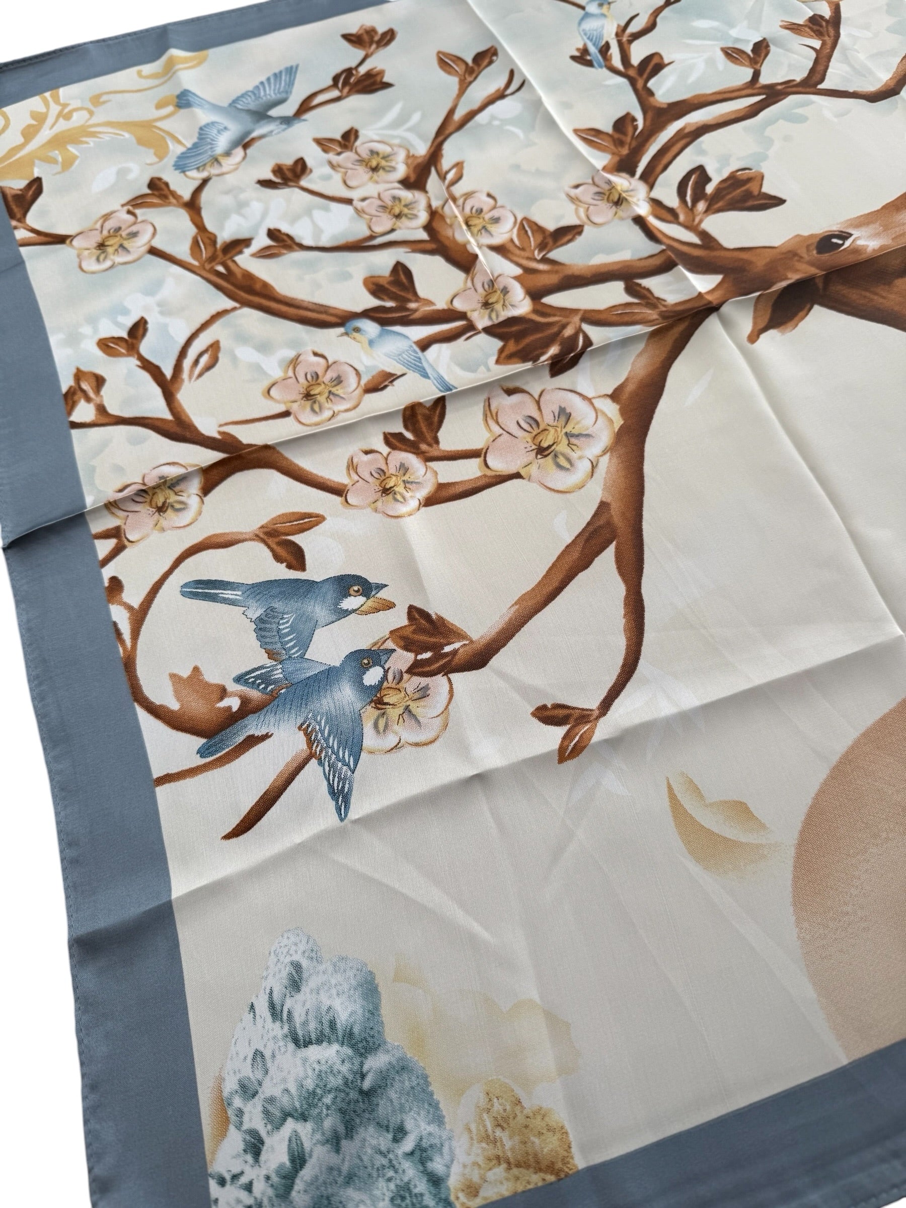 Halstuch mit Hirsch und Blumen