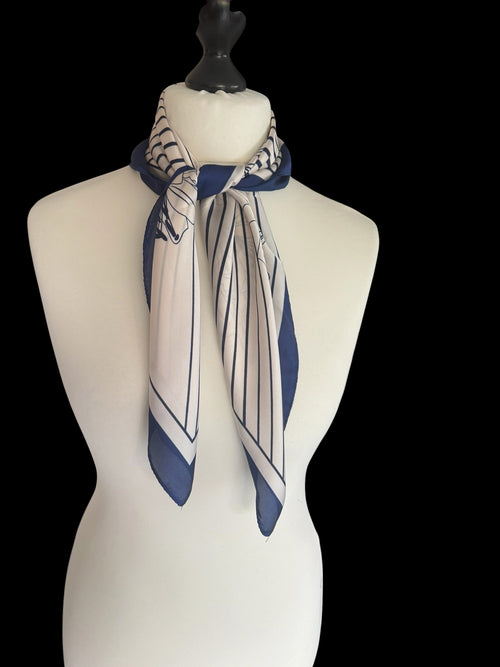 Fließendes Tuch mit Blumenmotiv, 70x70 cm