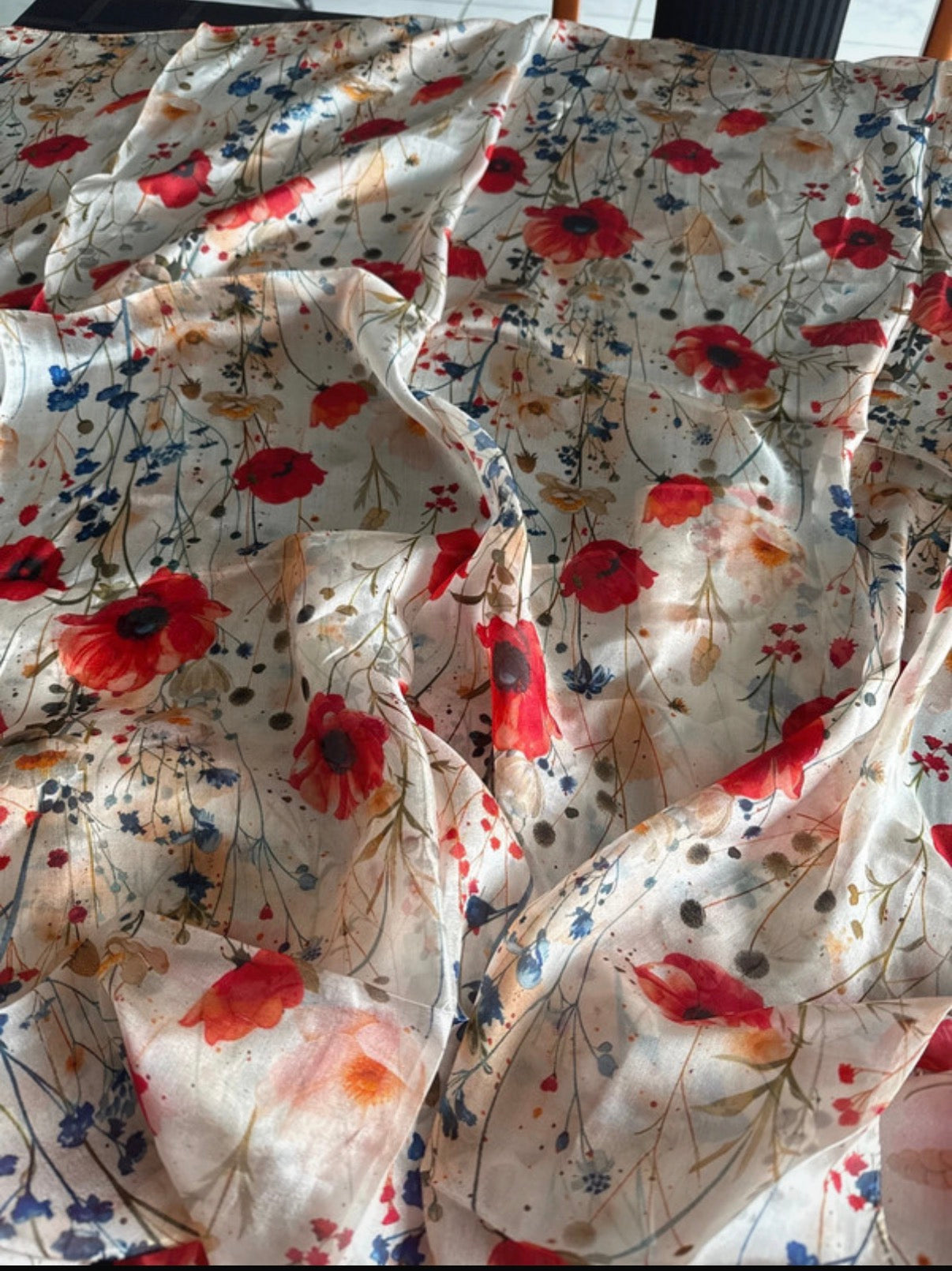 Seidenschal mit wunderschönem Blumenmuster