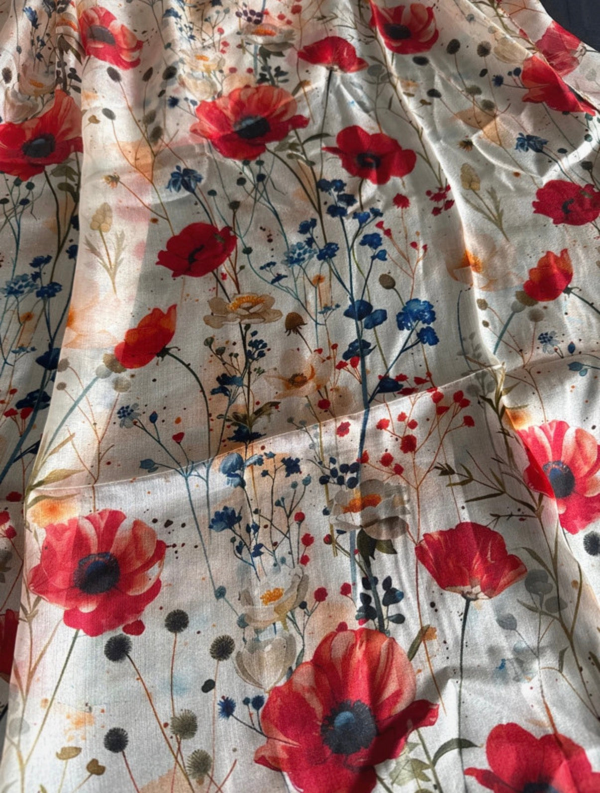 Seidenschal mit wunderschönem Blumenmuster