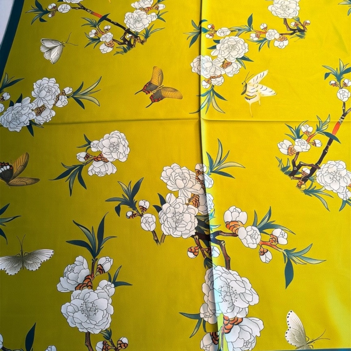 Halstuch mit Blumenmuster, frühlingshaft