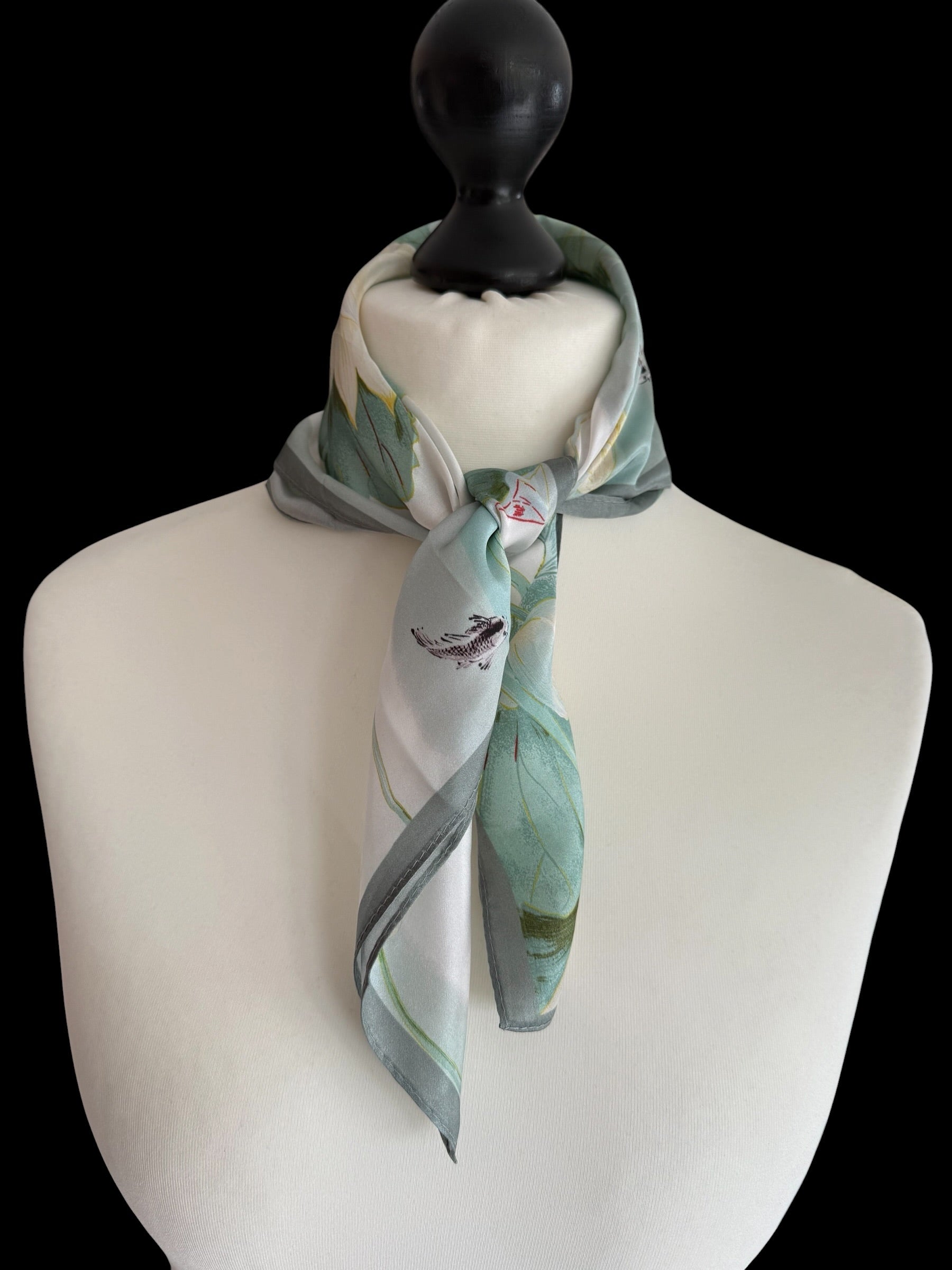 Seidenschal mit Blumen und Koi-Motiv, 100% Seide