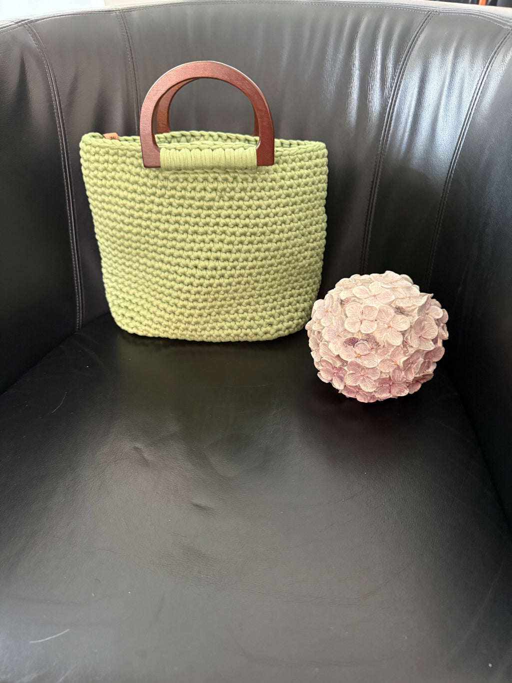 Süße, selbstgehäkelte Handtasche „Jeany“ in Avocado-Grün, ein schöner Begleiter für den Sommer
