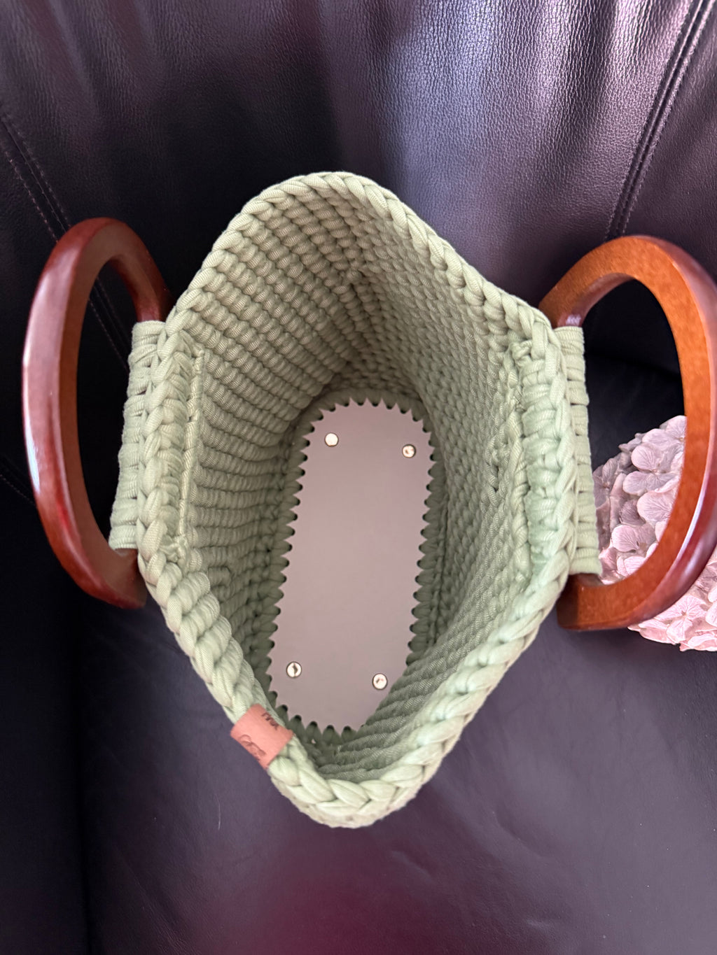 Süße, selbstgehäkelte Handtasche „Jeany“ in Avocado-Grün, ein schöner Begleiter für den Sommer