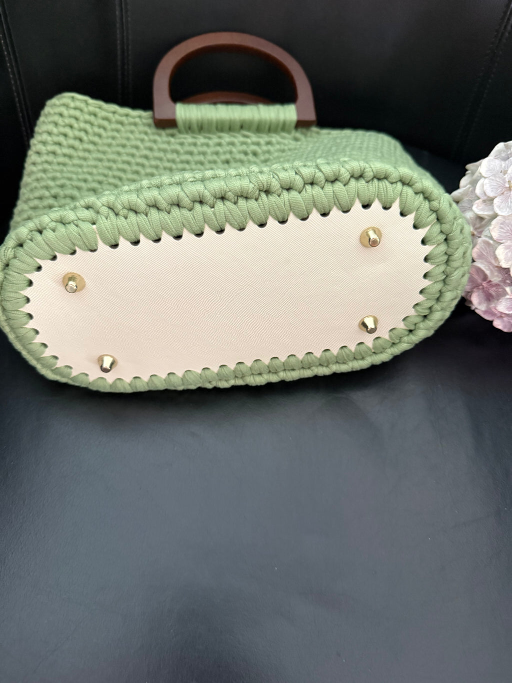 Süße, selbstgehäkelte Handtasche „Jeany“ in Avocado-Grün, ein schöner Begleiter für den Sommer