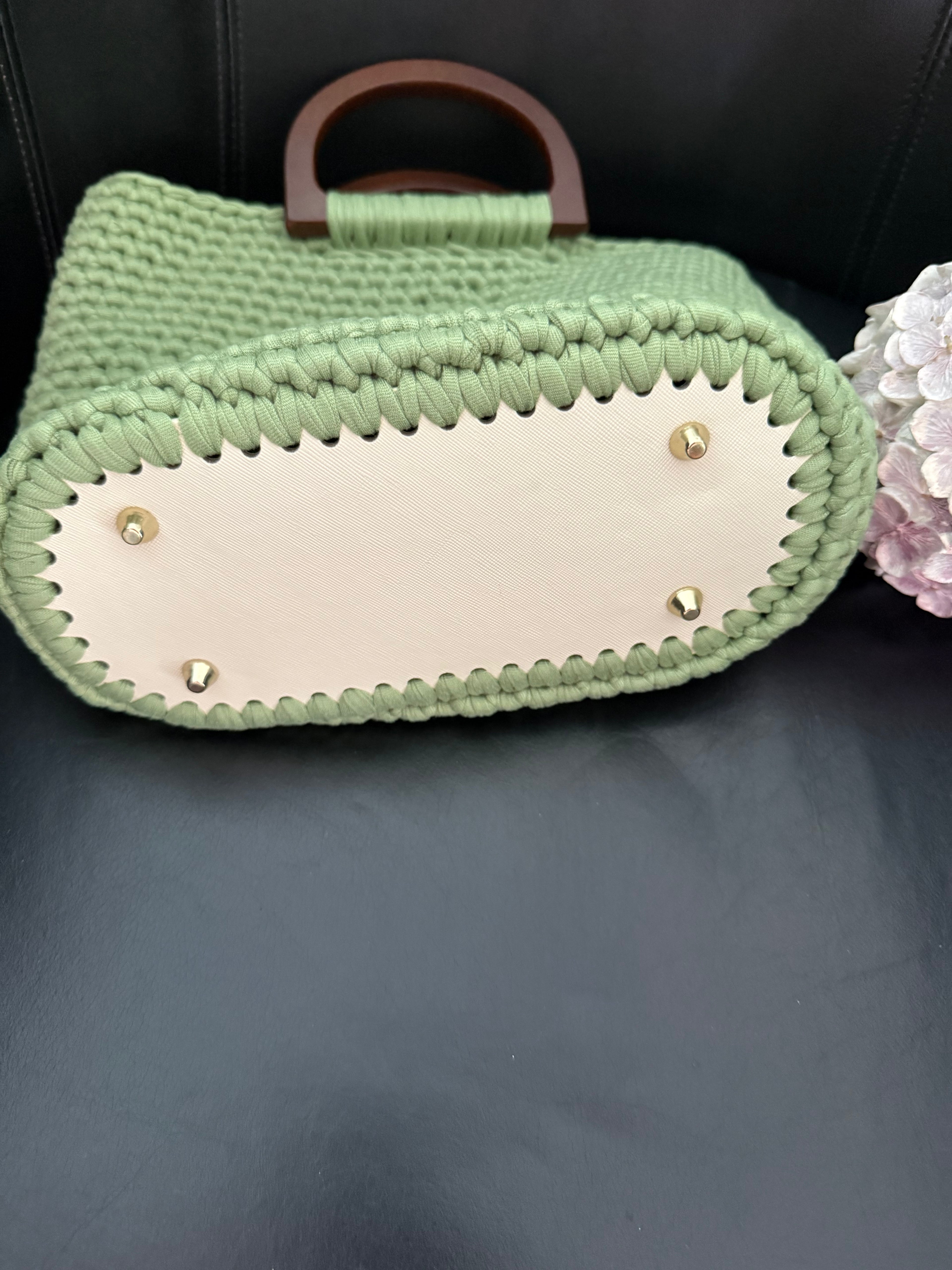 Süße, selbstgehäkelte Handtasche „Jeany“ in Avocado-Grün, ein schöner Begleiter für den Sommer