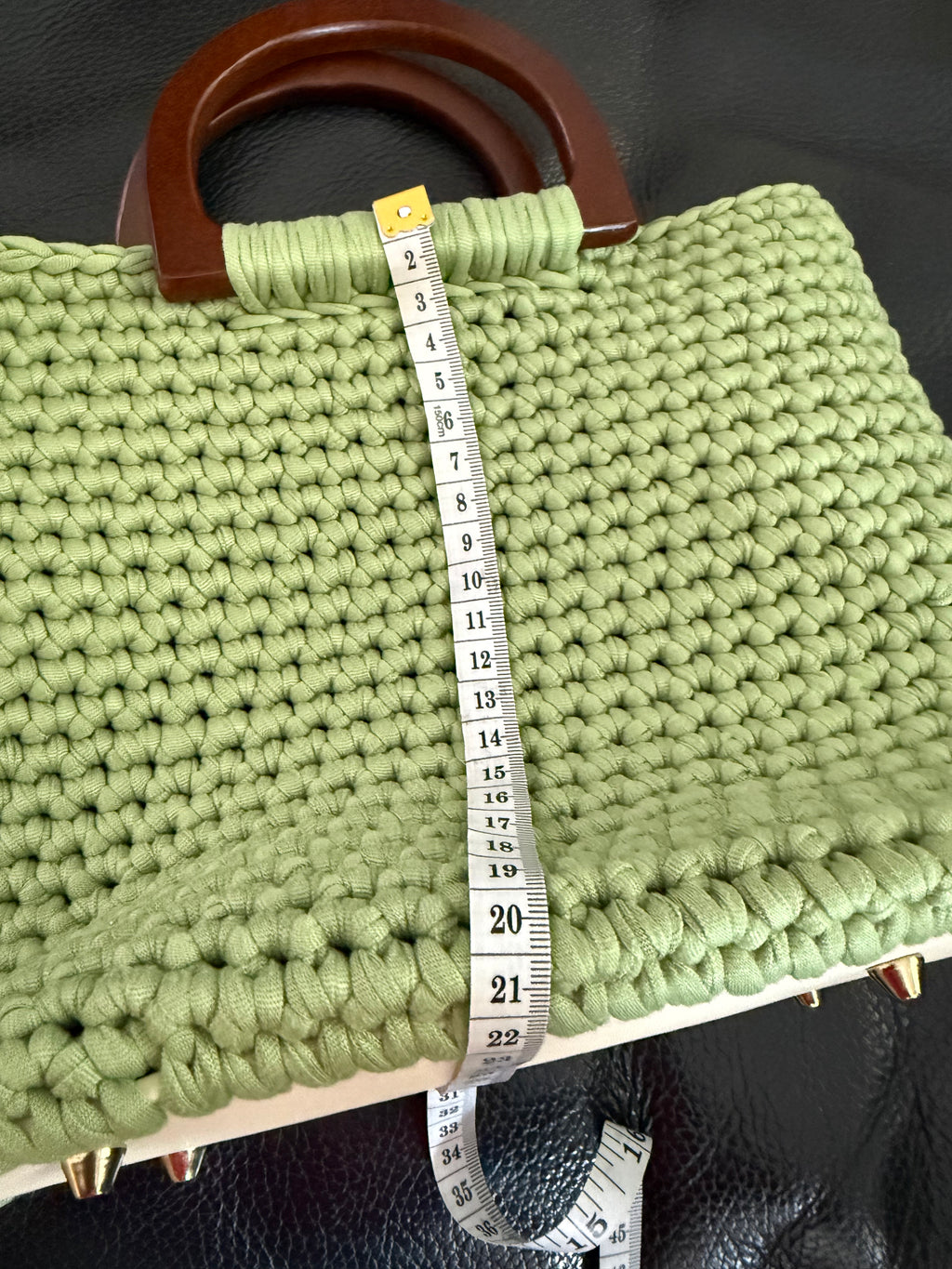 Süße, selbstgehäkelte Handtasche „Jeany“ in Avocado-Grün, ein schöner Begleiter für den Sommer