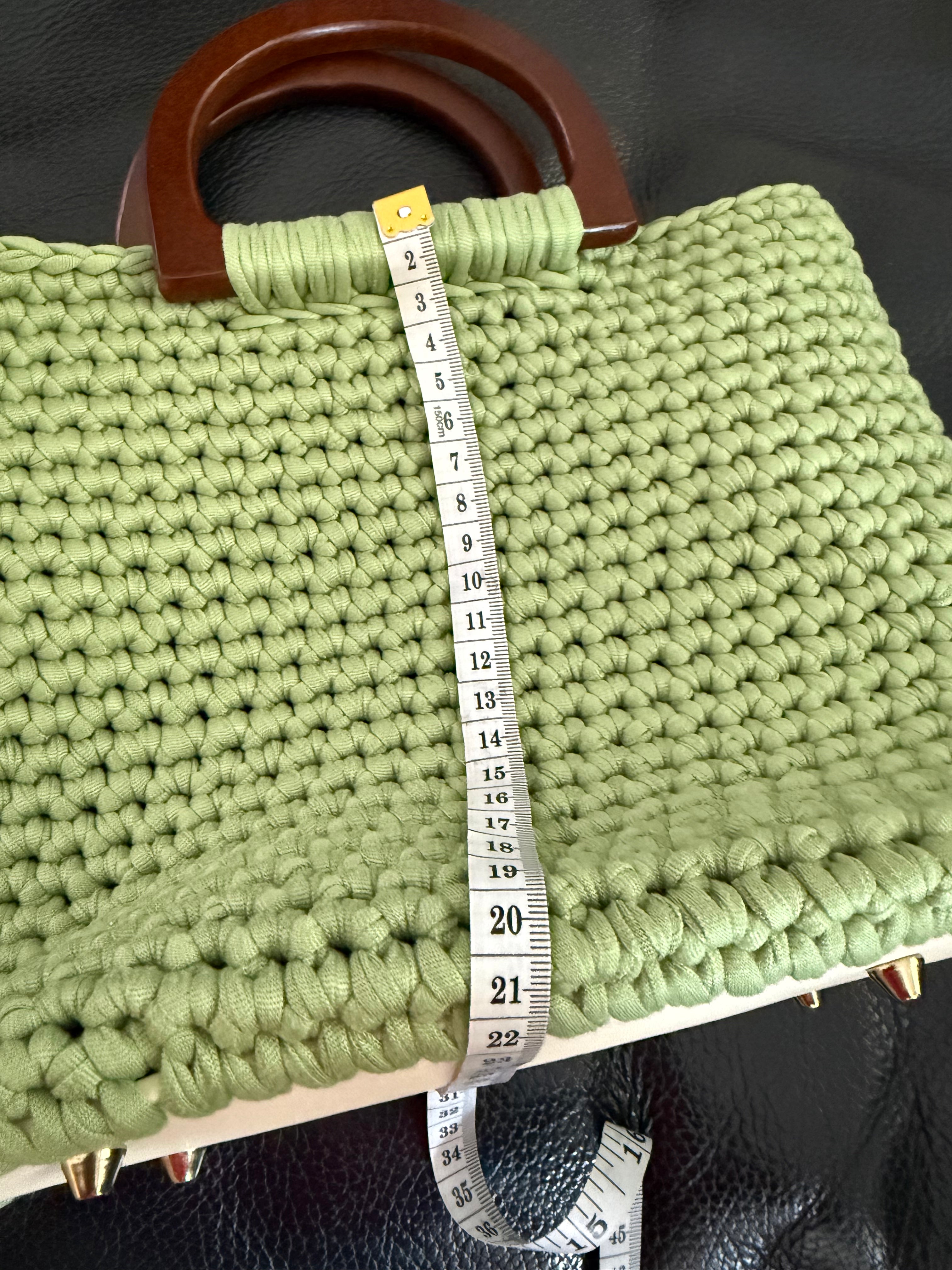 Süße, selbstgehäkelte Handtasche „Jeany“ in Avocado-Grün, ein schöner Begleiter für den Sommer