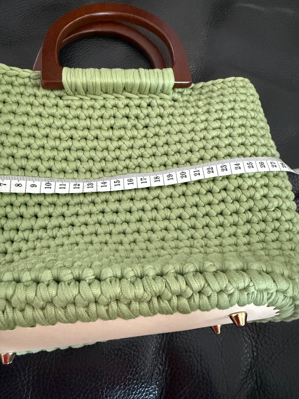 Süße, selbstgehäkelte Handtasche „Jeany“ in Avocado-Grün, ein schöner Begleiter für den Sommer