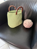 Süße, selbstgehäkelte Handtasche „Jeany“ in Avocado-Grün, ein schöner Begleiter für den Sommer