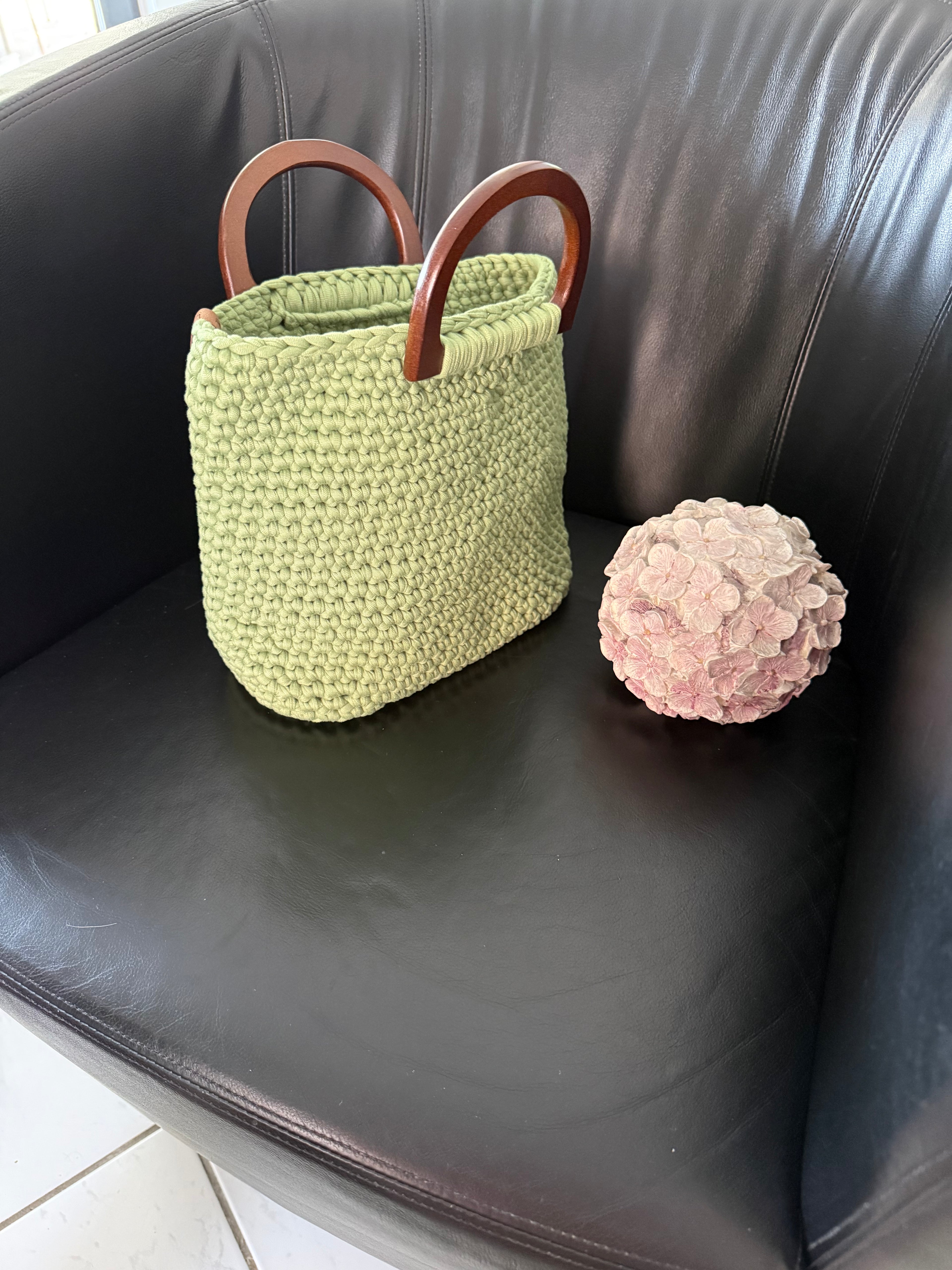 Süße, selbstgehäkelte Handtasche „Jeany“ in Avocado-Grün, ein schöner Begleiter für den Sommer