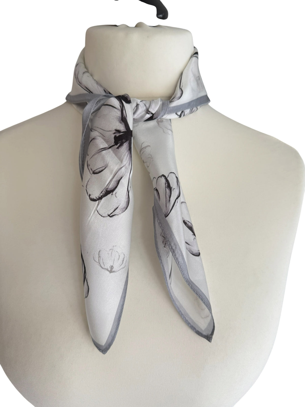 Fuchs Accessoires Seidentuch in Schwarz-Weiß mit floralem Muster, elegant um eine Schneiderpuppe gebunden.